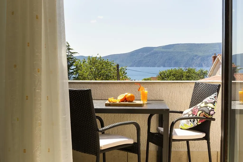 Apartments Renata Pinezici  Croatia