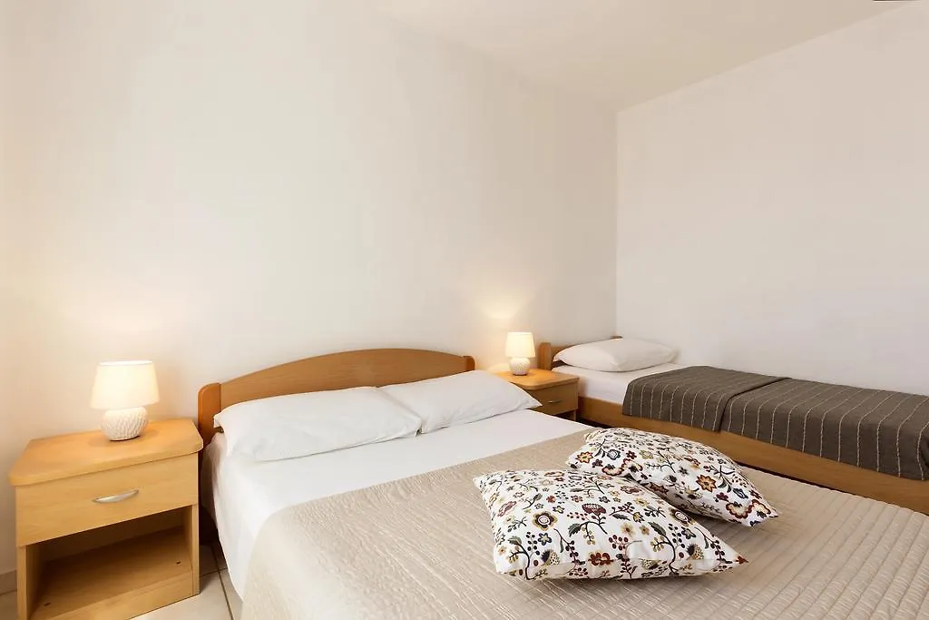 Apartments Renata Pinezici  0*, Pinezici (Krk) Croatia